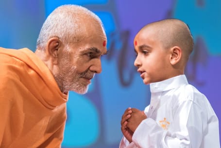 Mahant Swami Maharaj: With People