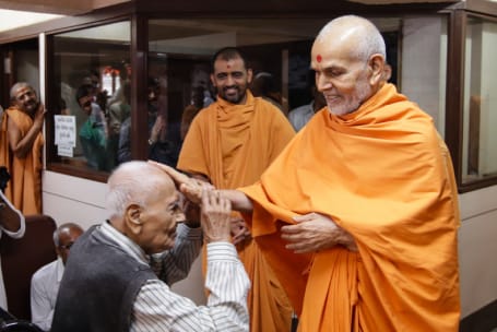 Mahant Swami Maharaj: With People