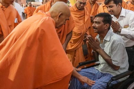Mahant Swami Maharaj: With People