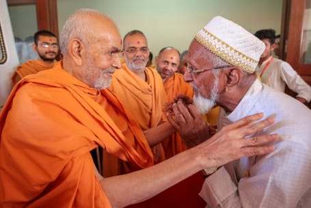 Mahant Swami Maharaj: With People