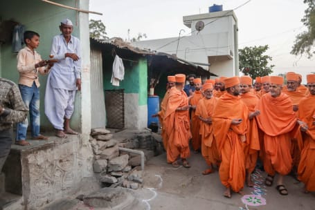 Mahant Swami Maharaj: With People