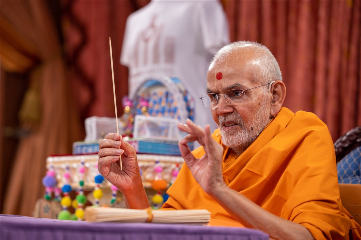 Mahant Swami Maharaj addressing an assembly