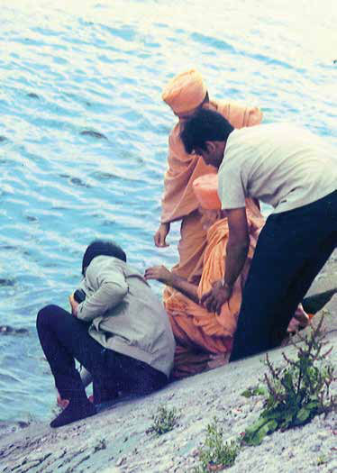 Putney Bridge — photograph 2 of 2 from the UK Prasadi Yatra Guidebook