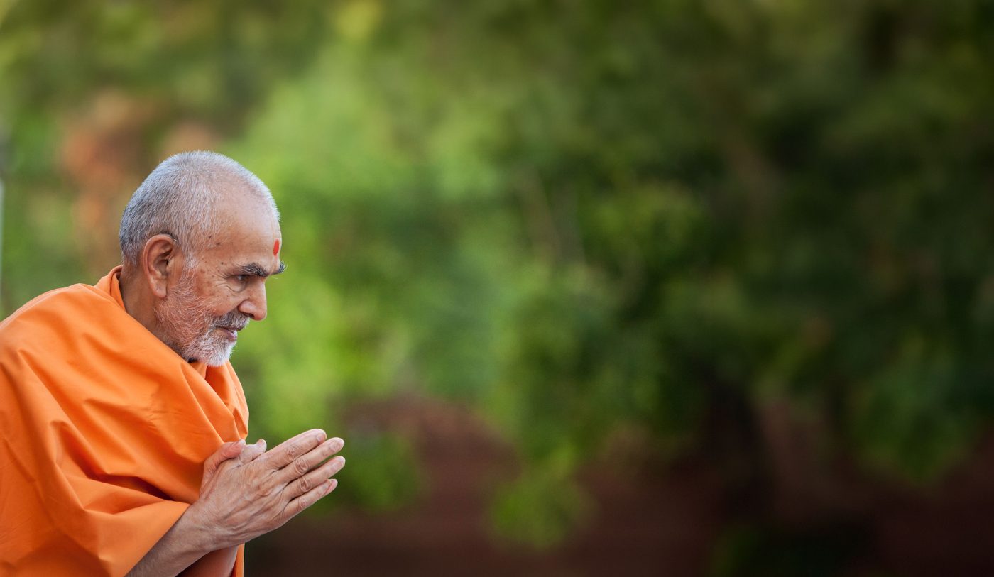 Mahant Swami Maharaj with hands folded in greeting