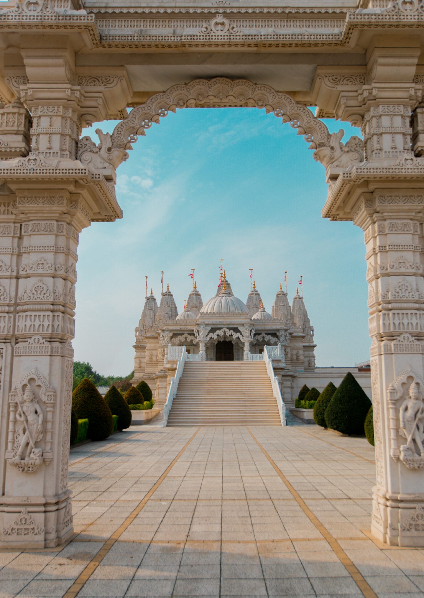 The entrance arch and shikhars of BAPS Shri Swaminarayan Mandir, Neasden