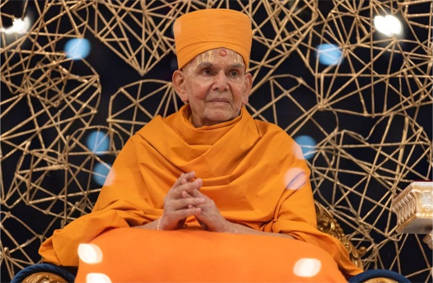 Mahant Swami Maharaj in a ceremonial turban during a closing assembly