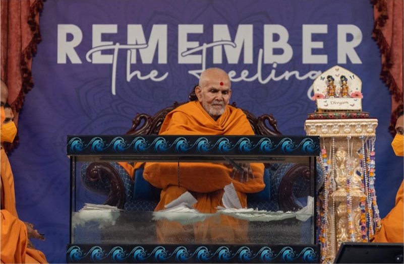 Mahant Swami Maharaj seated during a teenagers’ assembly