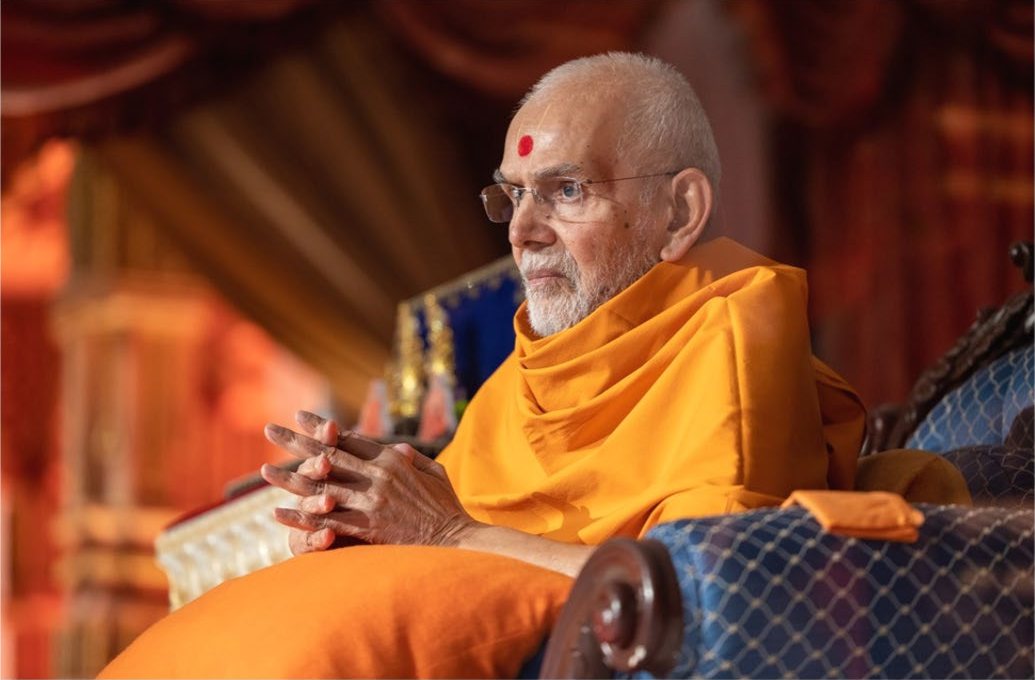 Mahant Swami Maharaj speaking during an evening assembly