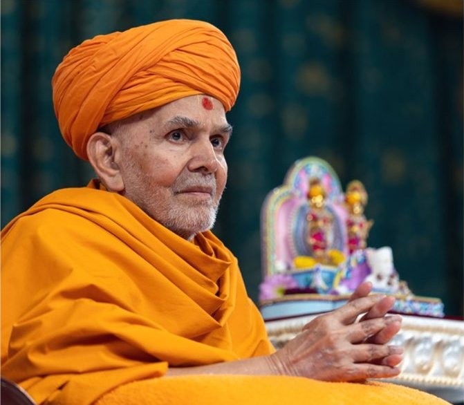 Mahant Swami Maharaj in a ceremonial turban during an assembly